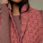 Rowan Wolle für den Schal Elm, perfekt zum Stricken und Häkeln, in einem warmen, rosa Farbton.