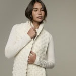 Rowan Schal Elm aus Wolle, perfekt zum Häkeln und Stricken, im Bild getragen von einer Frau.