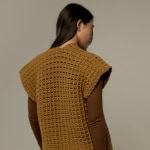 Rowan Häkeljacke Tansy aus weicher Wolle, detailreiche Struktur, modischer Look.