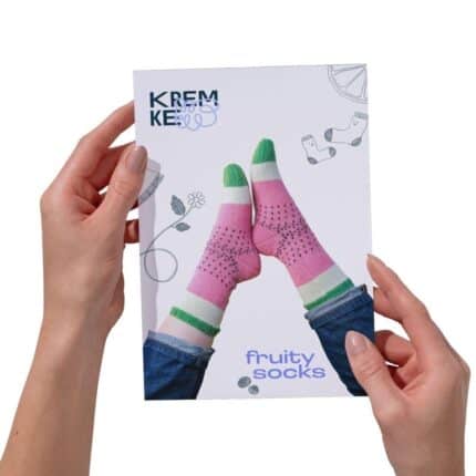 Strickanleitungsheft "Fruity Socks" mit bunten Socken auf weißem Hintergrund.