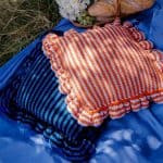 Gestreifte Kissenhülle mit Rüschen, Anleitung aus dem Booklet KREMKE x Helena Wieser