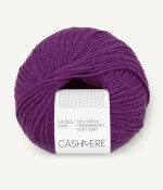 Sandnes Garn Cashmere in der Farbe 5045 Plum, weiches Garn für Stricken und Häkeln.