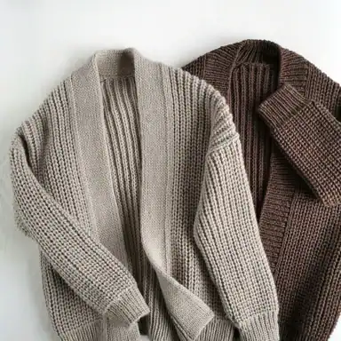 Gemütliche Woll-Cardigans in Beige und Braun, perfekt zum Stricken und Häkeln. Hochwertiges Garn.