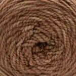 Handgefärbtes Merino TWIST Garn in Camel, ideal für Stricken und Häkeln.