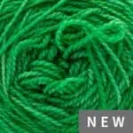 Handgefärbtes Merino TWIST Garn in sattem Grün, ideal für Stricken und Häkeln.