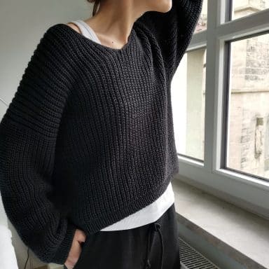 Sandnes Garn Pullover 'NEVER ENDING STORY Sweater' aus Wolle, gestrickt, schwarz, bequem, für Damen.
