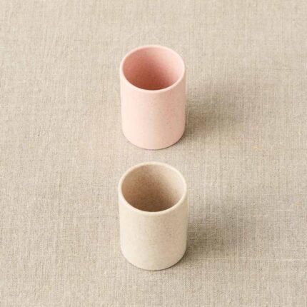 Keramikvasen in Pastellrosa und Beige, ideal für Dekorationen aus Wolle, Garn, Stricken und Häkel.