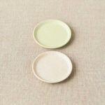 Zwei kleine, runde Schälchen in Pastellfarben, ideal für Garn, Stricken und Häkeln im Wollke-Shop.