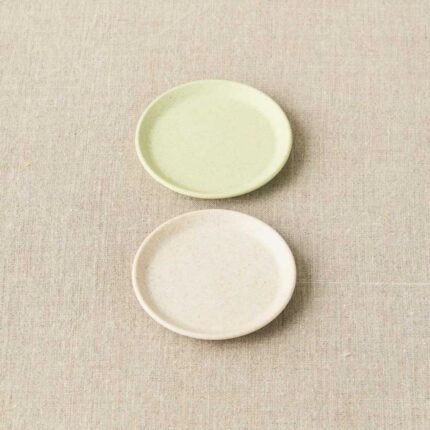 Zwei kleine, runde Schälchen in Pastellfarben, ideal für Garn, Stricken und Häkeln im Wollke-Shop.