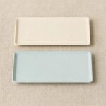 Zwei leere Keramikplatten in Pastellfarben, ideal für Strick- und Häkelarbeiten, auf neutralem St.