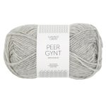 Sandnes Garn Peer Gynt Garn in Hellgrau, perfekt zum Stricken und Häkeln.