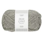 Sandnes Garn Peer Gynt Garn in Grau, perfekt für Strick- und Häkelprojekte.