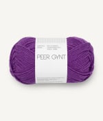 Sandnes Garn Peer Gynt in der Farbe 5045 Plum, hochwertiges Garn zum Stricken und Häkeln.