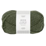 Sandnes Garn Peer Gynt Garn in dunklem Grünton, perfekt für Strick- und Häkelprojekte.