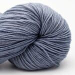 Handgefärbtes Sockengarn in Airforce, 100g, für Stricken und Häkeln.