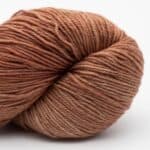 Handgefärbtes Sockengarn in Camel, 100g, aus Wolle, ideal für Stricken und Häkeln.