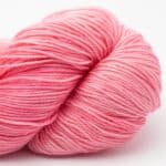 Handgefärbtes Sockengarn, 100g, in zartem Rosa, ideal für Stricken und Häkeln.