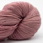 Handgefärbtes Sockengarn in Faded Rose, 100g, weiche Wolle für Stricken und Häkeln.