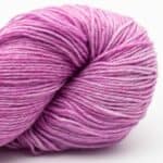 Handgefärbtes Sockengarn in Pink- und Lilatönen, 100g, für Stricken und Häkeln.