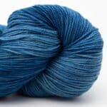 Handgefärbtes Garn in Blau, ideal für Socken, Stricken und Häkeln.