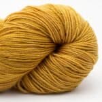 Handgefärbtes Sockengarn in Senfgelb, 100g, für Stricken und Häkeln.