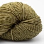 Handgefärbtes Sockengarn in Olive, 100g, aus Wolle, ideal für Stricken und Häkeln.