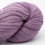 Handgefärbtes Sockengarn in Orchid Blush, 100g, aus Wolle, ideal für Stricken und Häkeln.