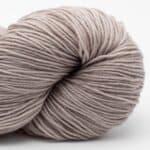 Handgefärbtes Sockenwolle in zartem Sable-Ton, ideal für Stricken und Häkeln.