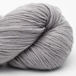 Handgefärbtes Sockengarn in Silber Fox, 100g, weiche Wolle für Stricken und Häkeln.