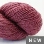 Skadi Merino d'Arles GOTS 100 g in Helleborus rosarot, weiche Wolle für Stricken und Häkeln.
