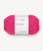 Sandnes Garn Sunday in leuchtendem Hot Pink, perfekt für Strick- und Häkelprojekte.