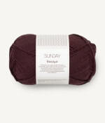 Sandnes Garn Sunday by PetiteKnit in der Farbe 4682 velvet fig.