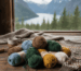 Bunte Wollknäuel zum Stricken und Häkeln mit Blick auf norwegische Fjorde im Hintergrund.