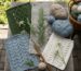 Wollset mit Strickmustern und Kräutern für das Herbarium-Projekt.